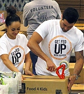 Jesse-Metcalfe-and-Cara-Santana-volunteer-at-North-Texas-Food-Bank-April-2013_13.jpg