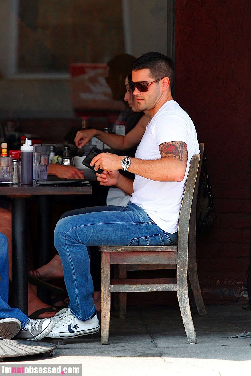 jesse-metcalfe2011-09-15_08-44-08out-and-about.jpg