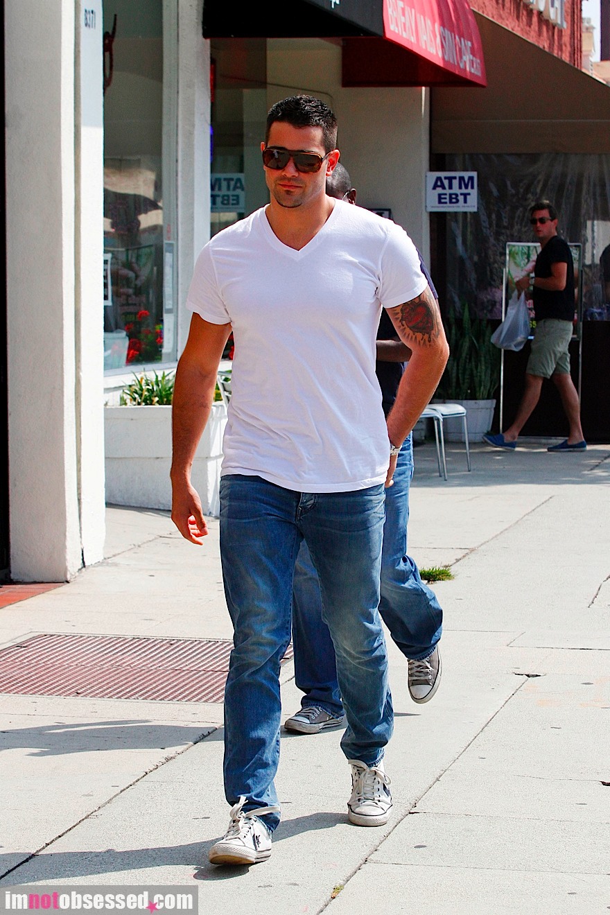 jesse-metcalfe2011-09-15_08-44-27out-and-about.jpg