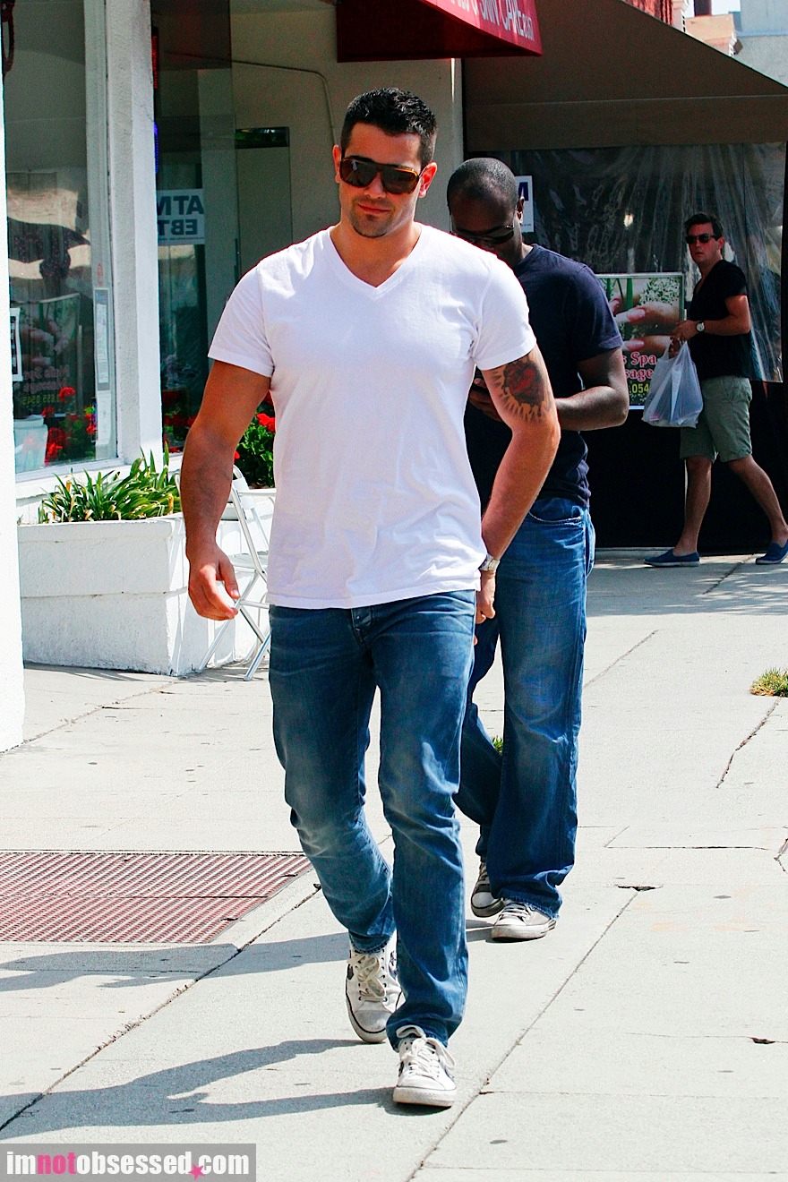 jesse-metcalfe2011-09-15_08-44-47out-and-about.jpg