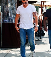 jesse-metcalfe2011-09-15_08-44-02out-and-about.jpg