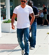 jesse-metcalfe2011-09-15_08-44-47out-and-about.jpg