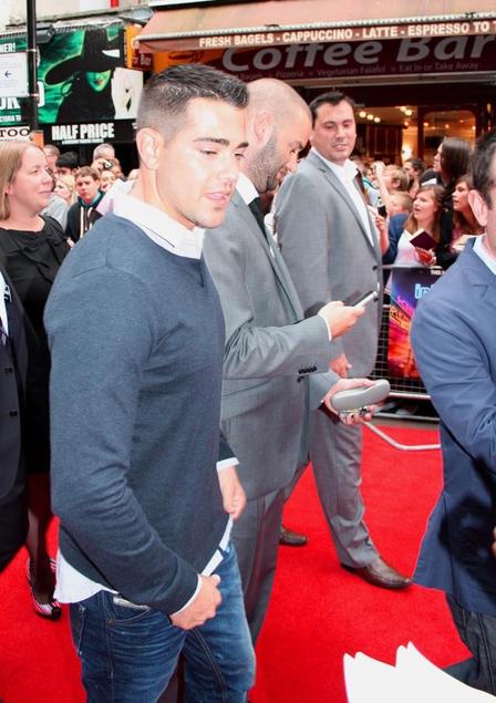 Jesse-Metcalfe-Inbetweeners-UK-premiere-2011-002.jpg