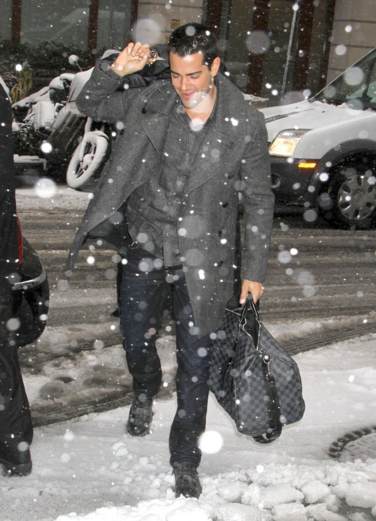 Jesse-Metcalfe-Heading_to_Live_with_Kelly_and_Michael_taping_-_March_8-001.jpg