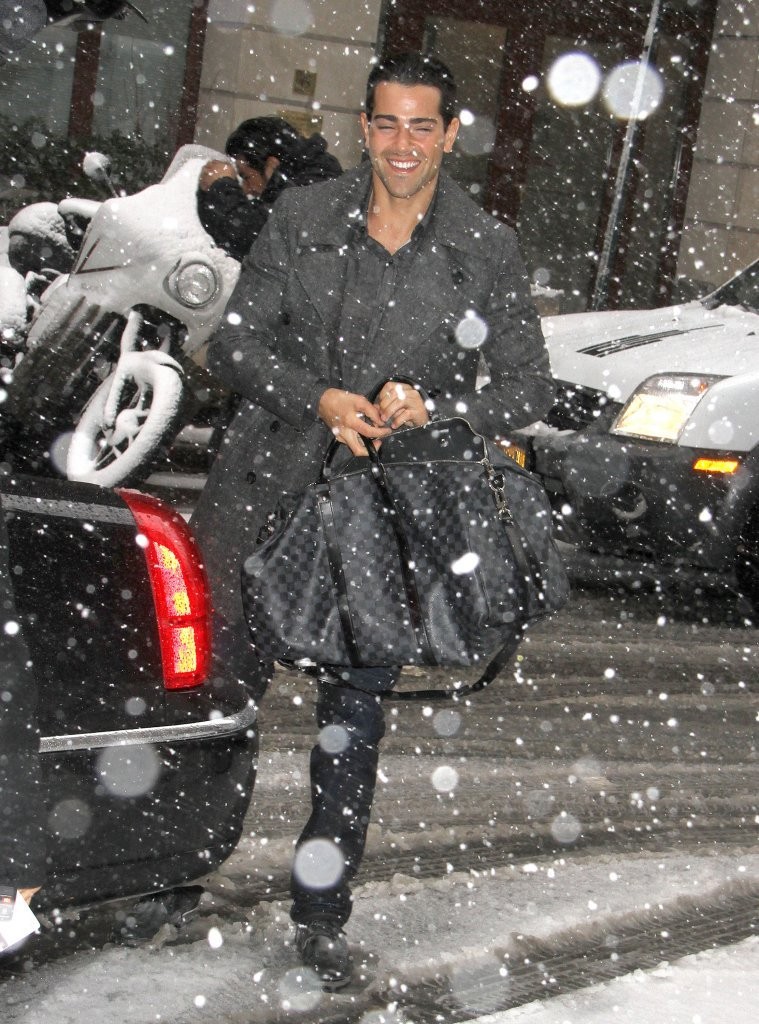 Jesse-Metcalfe-Heading_to_Live_with_Kelly_and_Michael_taping_-_March_8-002.jpg
