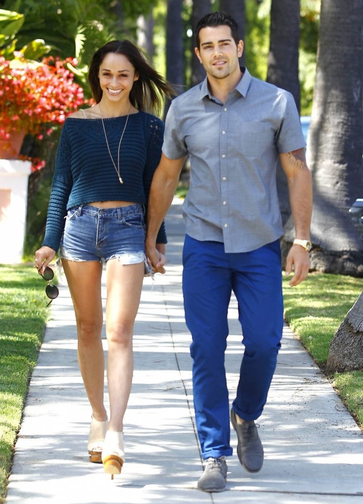 Jesse-Metcalfe-and-Cara-Santana-In-Beverly-Hills-April-2013-39.jpg