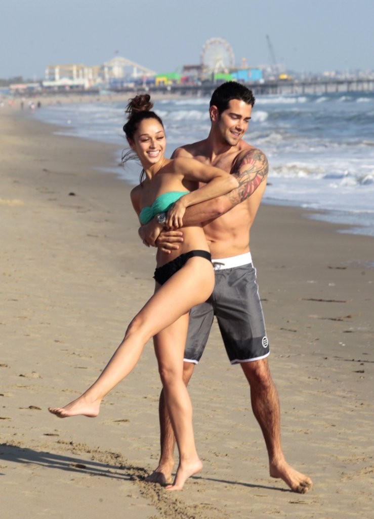 Jesse-Metcalfe-and-Cara-Santana-at-the-beach-in-Santa-Monica-April-2013-58.jpg