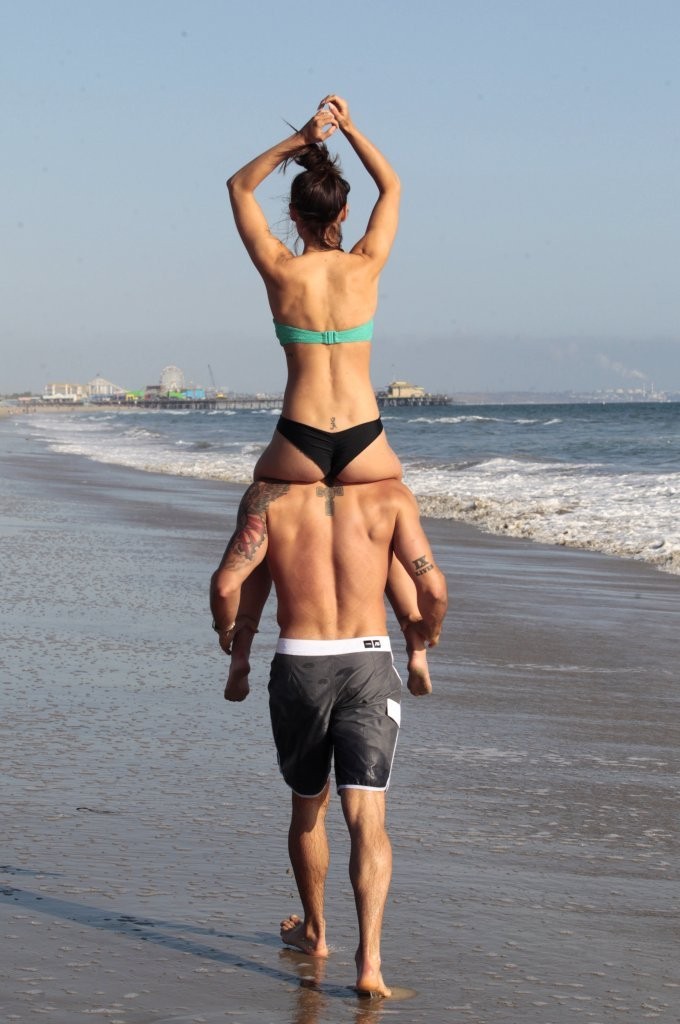 Jesse-Metcalfe-and-Cara-Santana-at-the-beach-in-Santa-Monica-April-2013-59.jpg