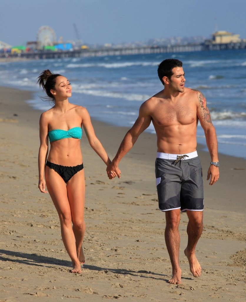 Jesse-Metcalfe-and-Cara-Santana-at-the-beach-in-Santa-Monica-April-2013-63.jpg