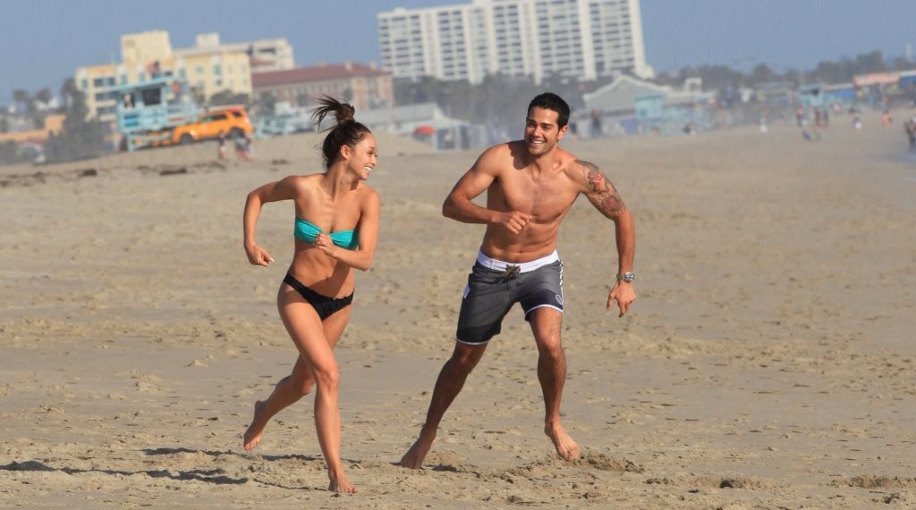 Jesse-Metcalfe-and-Cara-Santana-at-the-beach-in-Santa-Monica-April-2013-64.jpg