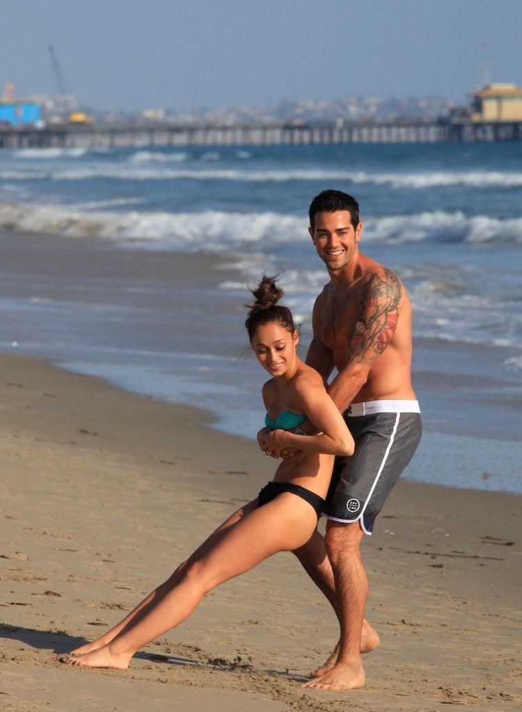 Jesse-Metcalfe-and-Cara-Santana-at-the-beach-in-Santa-Monica-April-2013-65.jpg