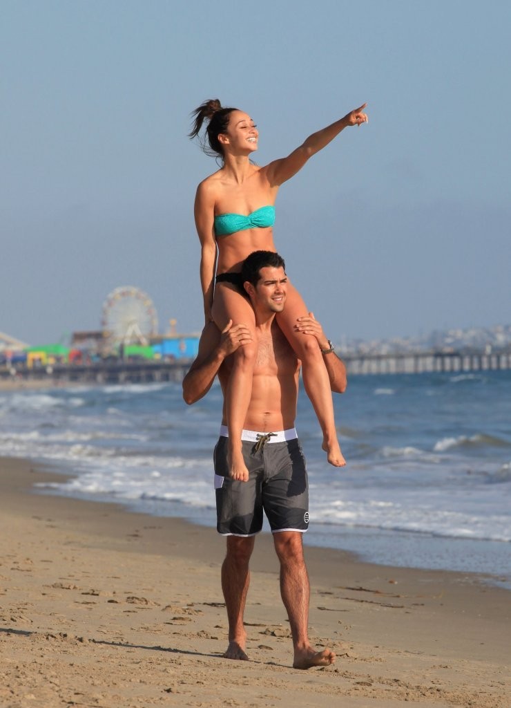 Jesse-Metcalfe-and-Cara-Santana-at-the-beach-in-Santa-Monica-April-2013-70.jpg