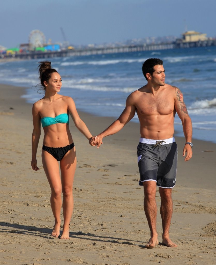 Jesse-Metcalfe-and-Cara-Santana-at-the-beach-in-Santa-Monica-April-2013-71.jpg