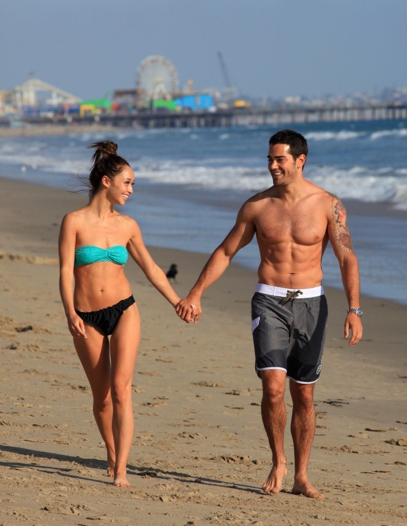 Jesse-Metcalfe-and-Cara-Santana-at-the-beach-in-Santa-Monica-April-2013-72.jpg