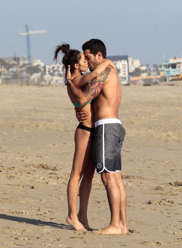 Jesse-Metcalfe-and-Cara-Santana-at-the-beach-in-Santa-Monica-April-2013-73.jpg