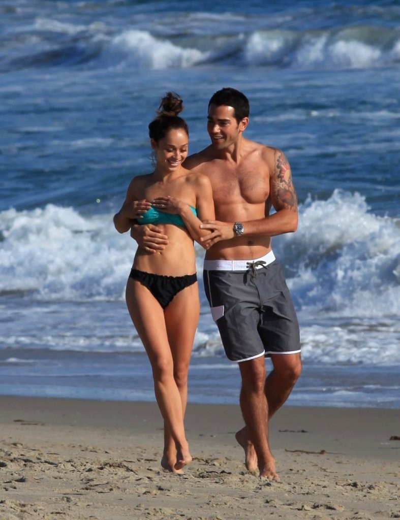 Jesse-Metcalfe-and-Cara-Santana-at-the-beach-in-Santa-Monica-April-2013-76.jpg