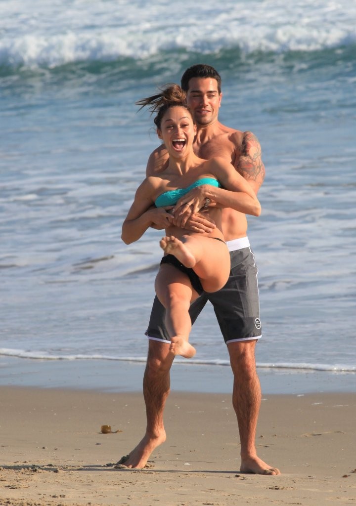 Jesse-Metcalfe-and-Cara-Santana-at-the-beach-in-Santa-Monica-April-2013-79.jpg