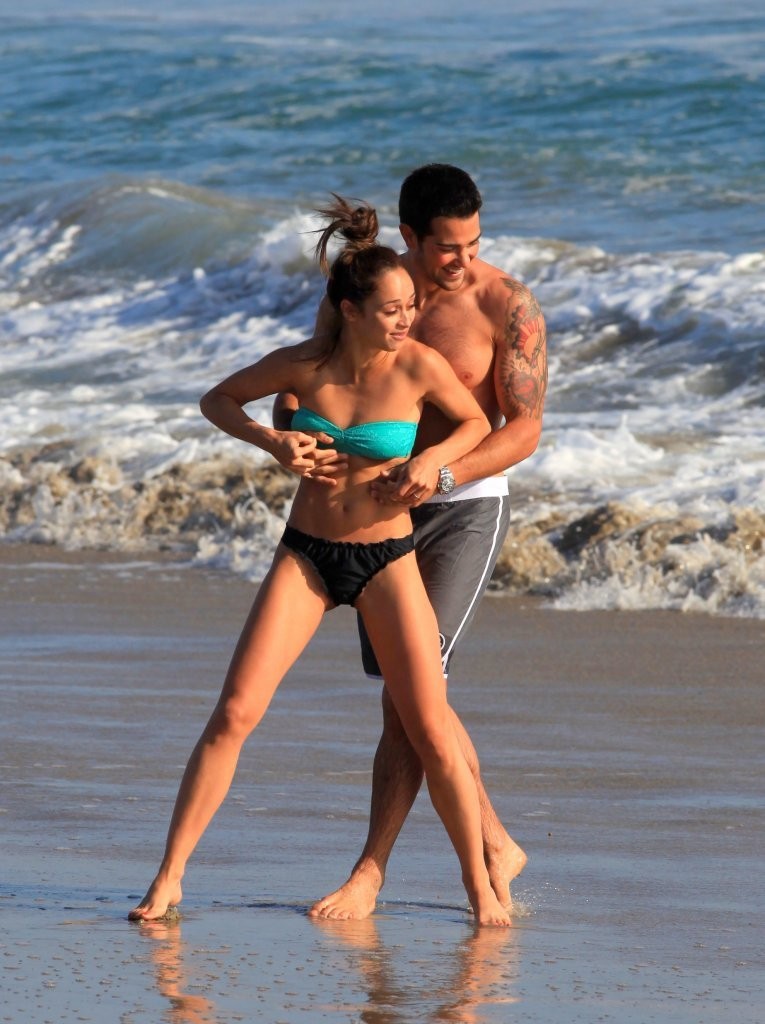 Jesse-Metcalfe-and-Cara-Santana-at-the-beach-in-Santa-Monica-April-2013-83.jpg