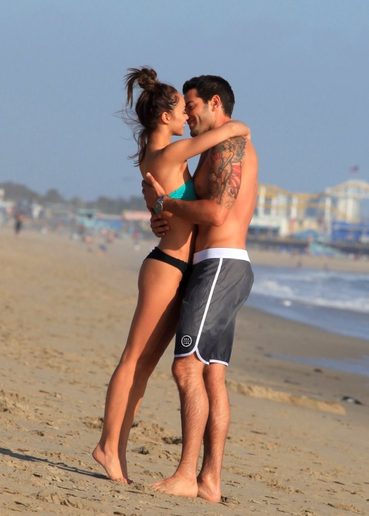 Jesse-Metcalfe-and-Cara-Santana-at-the-beach-in-Santa-Monica-April-2013-85.jpg