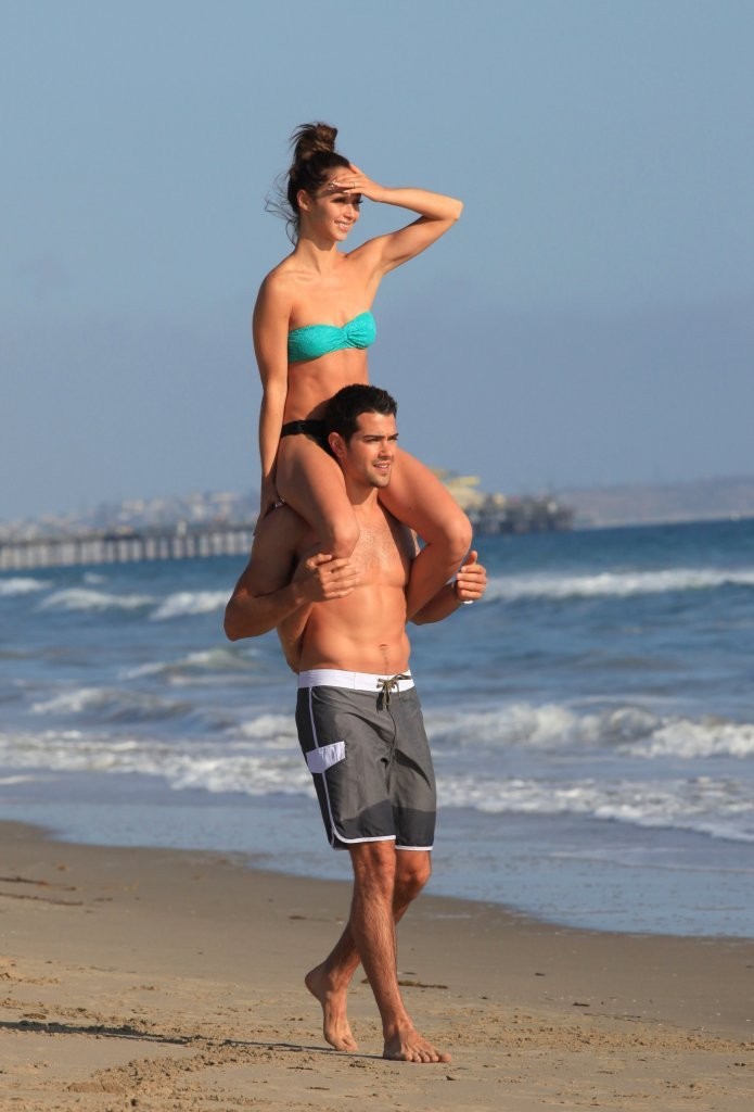 Jesse-Metcalfe-and-Cara-Santana-at-the-beach-in-Santa-Monica-April-2013-86.jpg