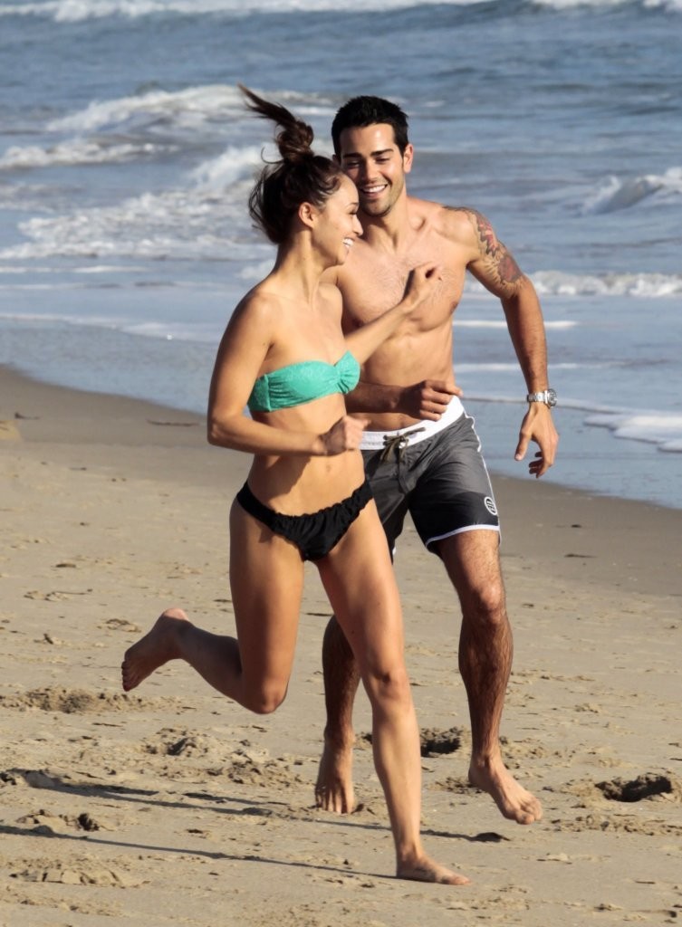 Jesse-Metcalfe-and-Cara-Santana-at-the-beach-in-Santa-Monica-April-2013-87.jpg