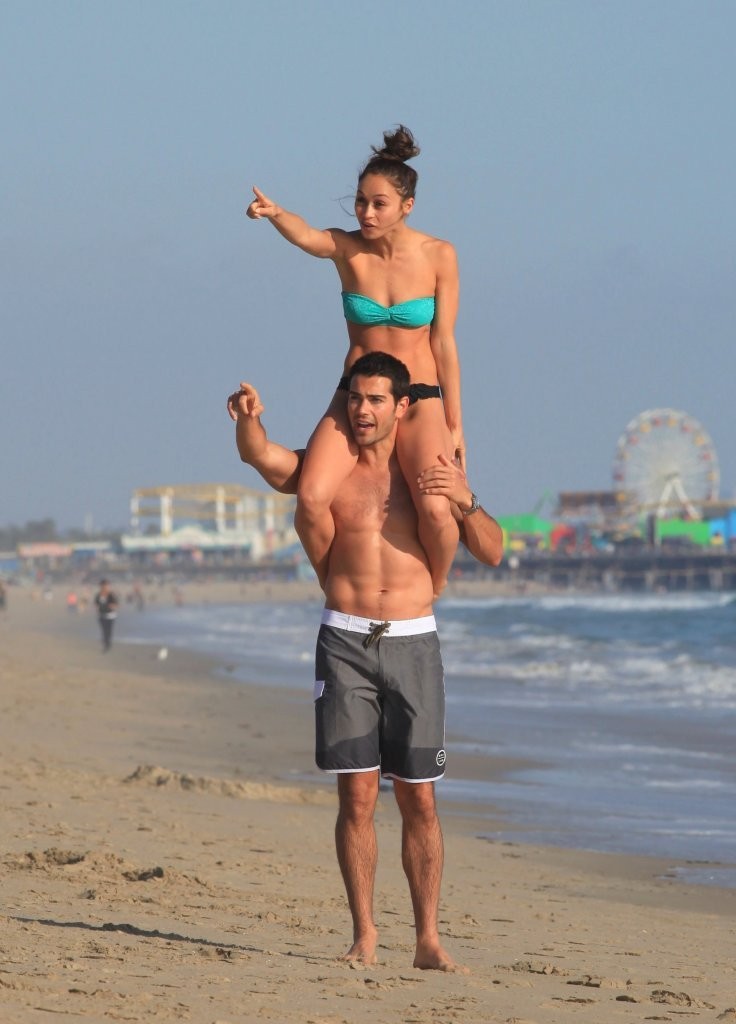 Jesse-Metcalfe-and-Cara-Santana-at-the-beach-in-Santa-Monica-April-2013-88.jpg