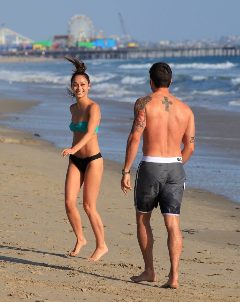 Jesse-Metcalfe-and-Cara-Santana-at-the-beach-in-Santa-Monica-April-2013-92.jpg