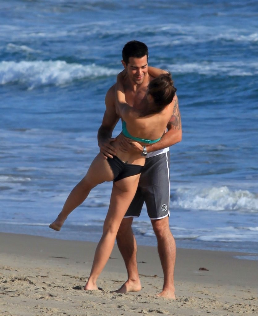 Jesse-Metcalfe-and-Cara-Santana-at-the-beach-in-Santa-Monica-April-2013-93.jpg