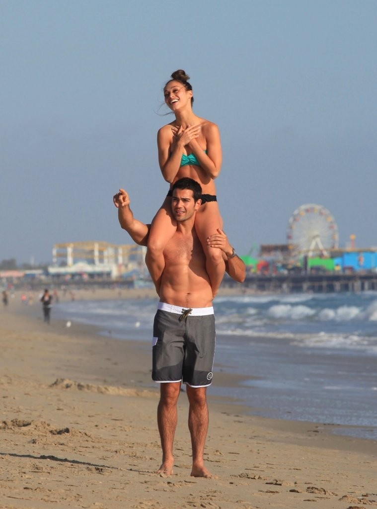 Jesse-Metcalfe-and-Cara-Santana-at-the-beach-in-Santa-Monica-April-2013-95.jpg