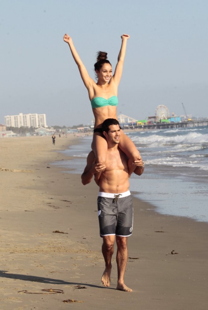 Jesse-Metcalfe-and-Cara-Santana-at-the-beach-in-Santa-Monica-April-2013-97.jpg