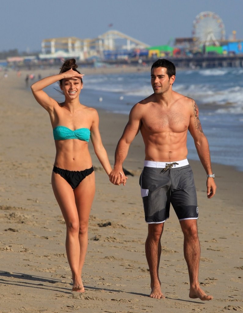 Jesse-Metcalfe-and-Cara-Santana-at-the-beach-in-Santa-Monica-April-2013-99.jpg