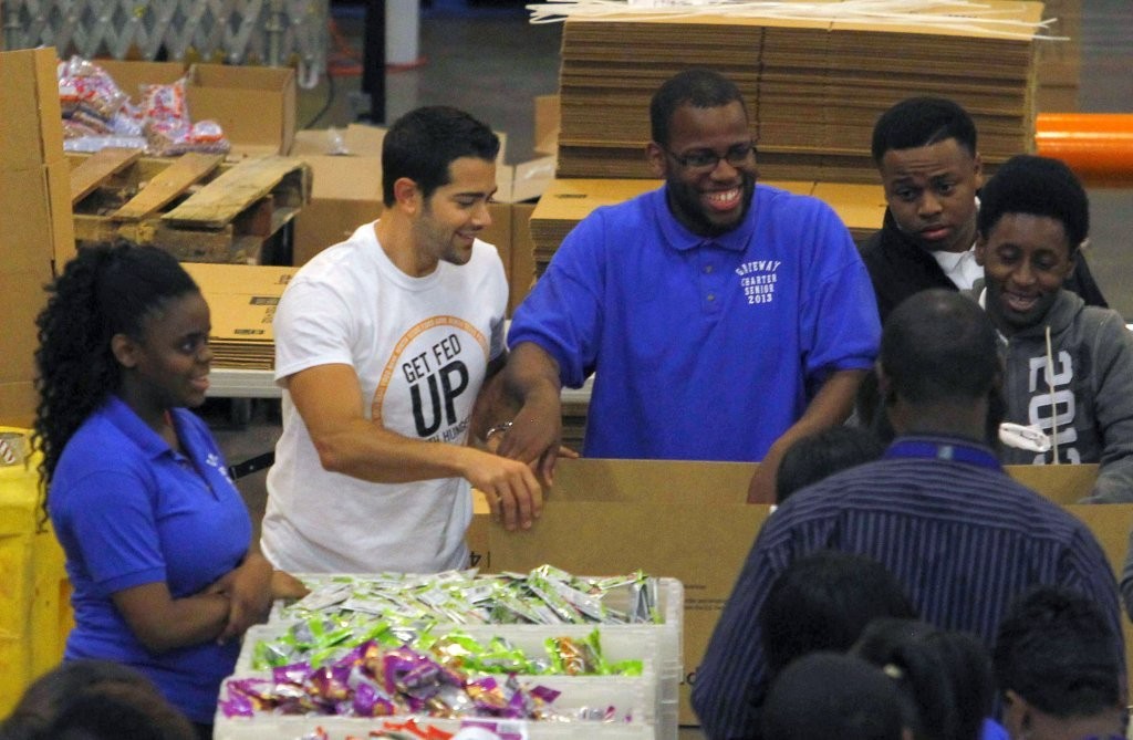 Jesse-Metcalfe-and-Cara-Santana-volunteer-at-North-Texas-Food-Bank-April-2013_02.jpg