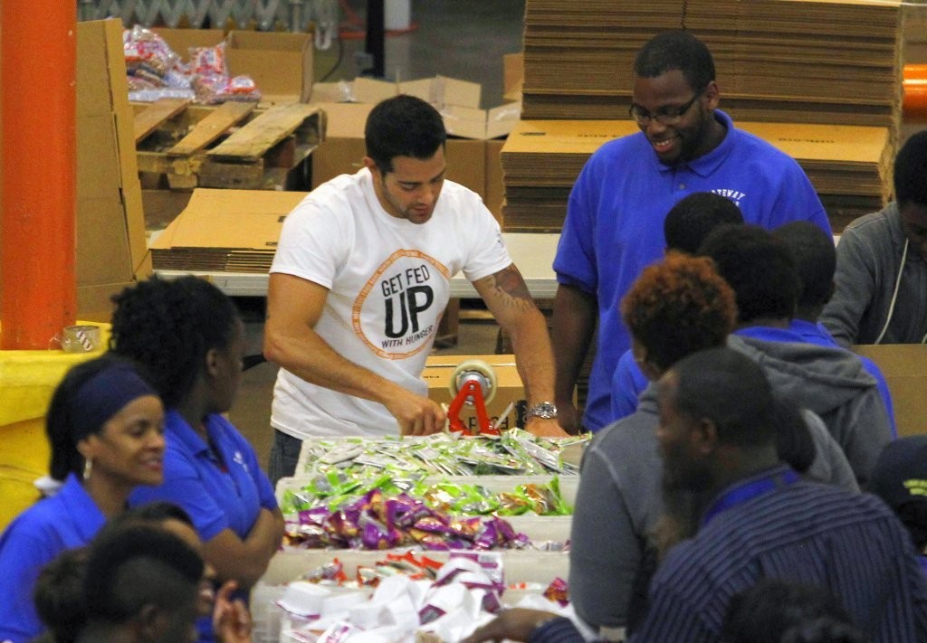 Jesse-Metcalfe-and-Cara-Santana-volunteer-at-North-Texas-Food-Bank-April-2013_03.jpg