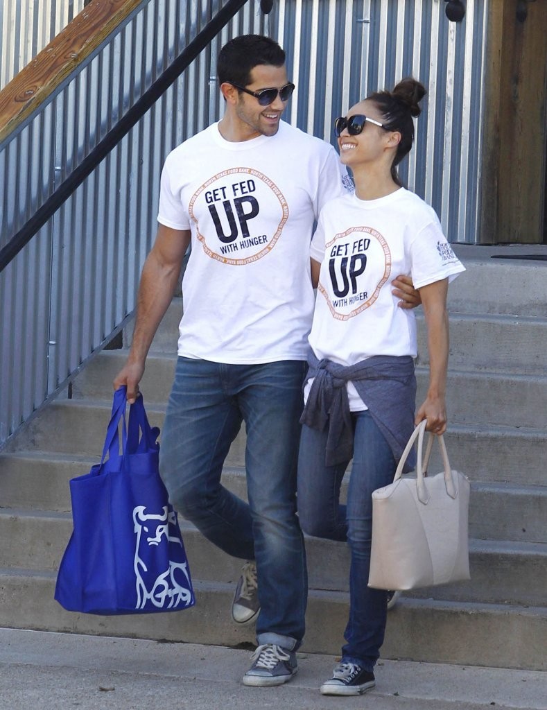 Jesse-Metcalfe-and-Cara-Santana-volunteer-at-North-Texas-Food-Bank-April-2013_04.jpg