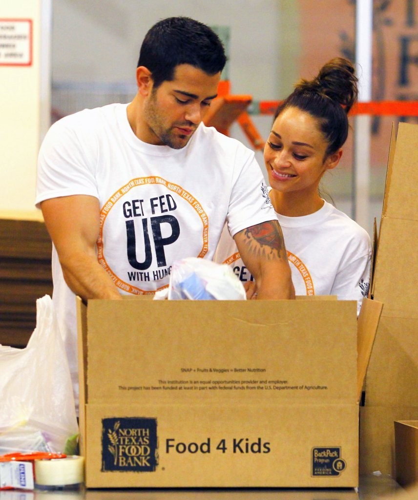 Jesse-Metcalfe-and-Cara-Santana-volunteer-at-North-Texas-Food-Bank-April-2013_07.jpg