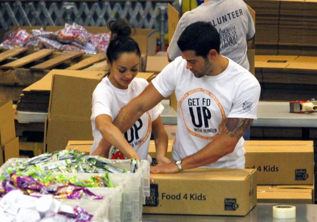 Jesse-Metcalfe-and-Cara-Santana-volunteer-at-North-Texas-Food-Bank-April-2013_09.jpg