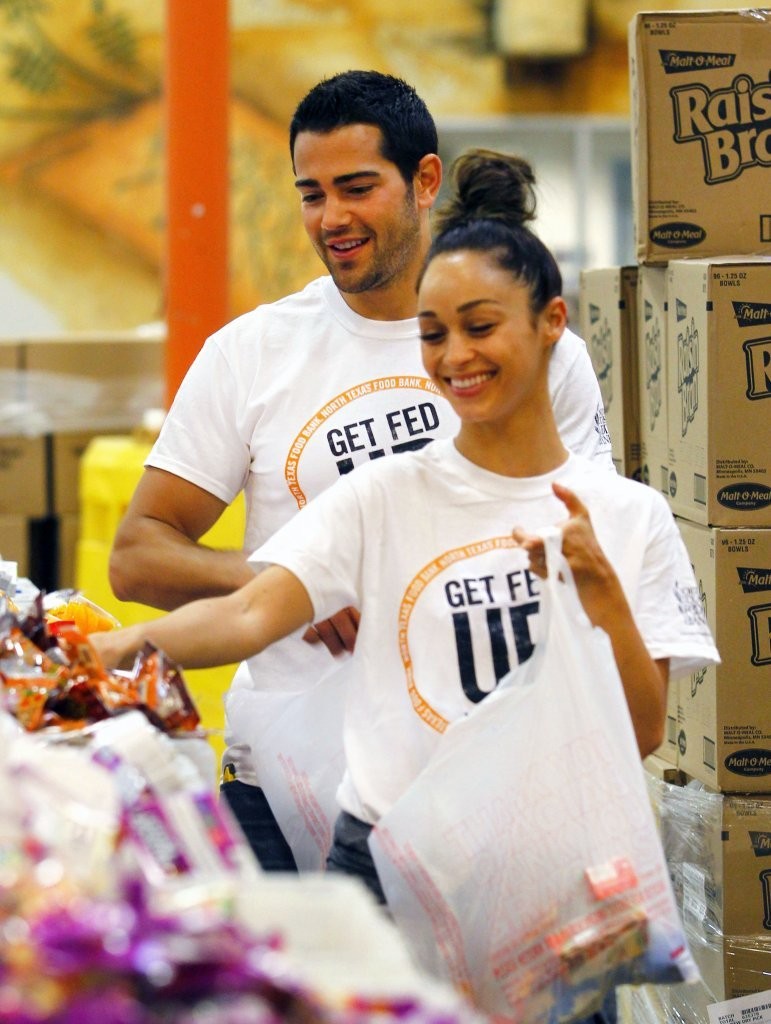 Jesse-Metcalfe-and-Cara-Santana-volunteer-at-North-Texas-Food-Bank-April-2013_10.jpg