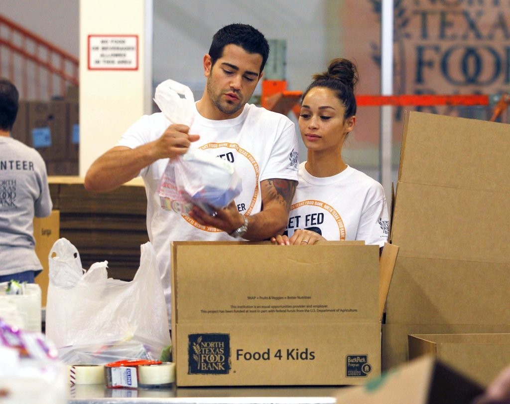 Jesse-Metcalfe-and-Cara-Santana-volunteer-at-North-Texas-Food-Bank-April-2013_12.jpg