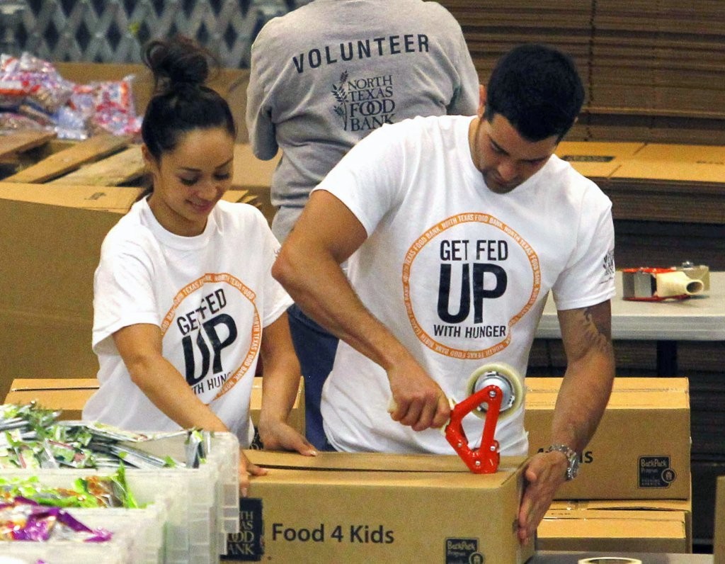 Jesse-Metcalfe-and-Cara-Santana-volunteer-at-North-Texas-Food-Bank-April-2013_13.jpg