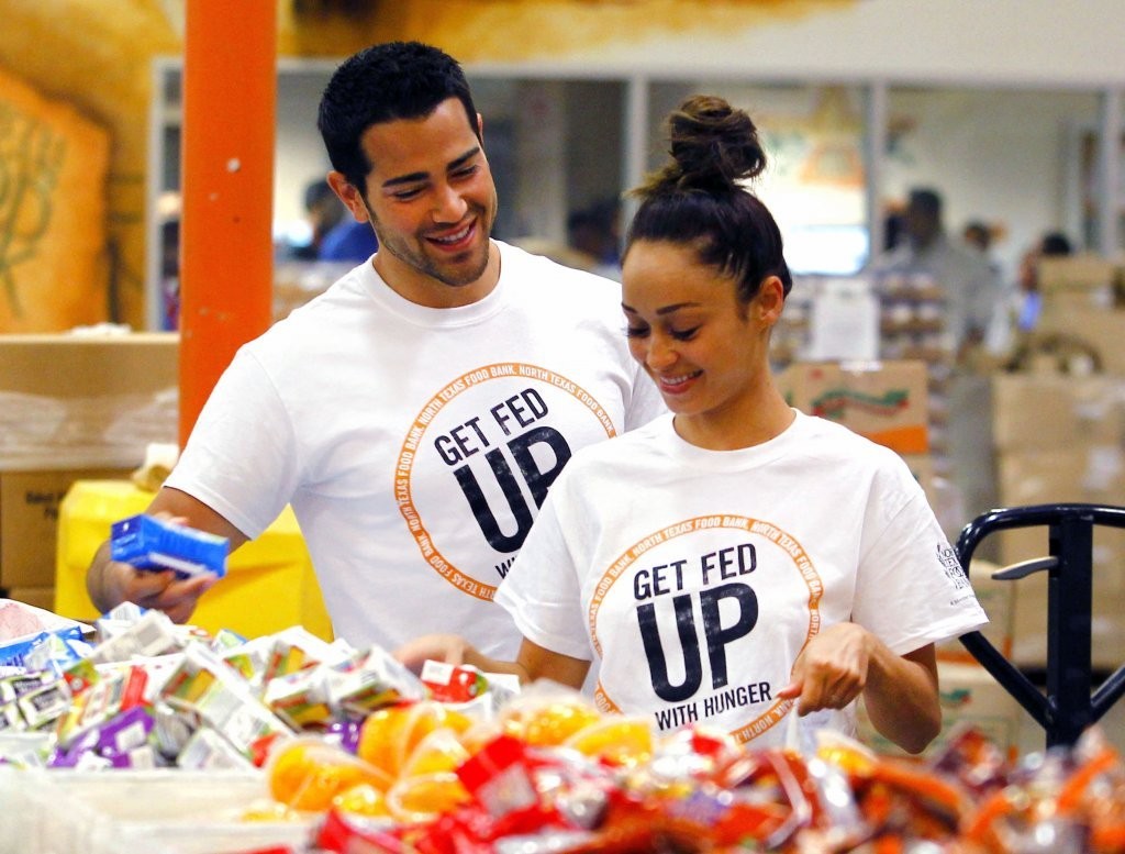 Jesse-Metcalfe-and-Cara-Santana-volunteer-at-North-Texas-Food-Bank-April-2013_15.jpg