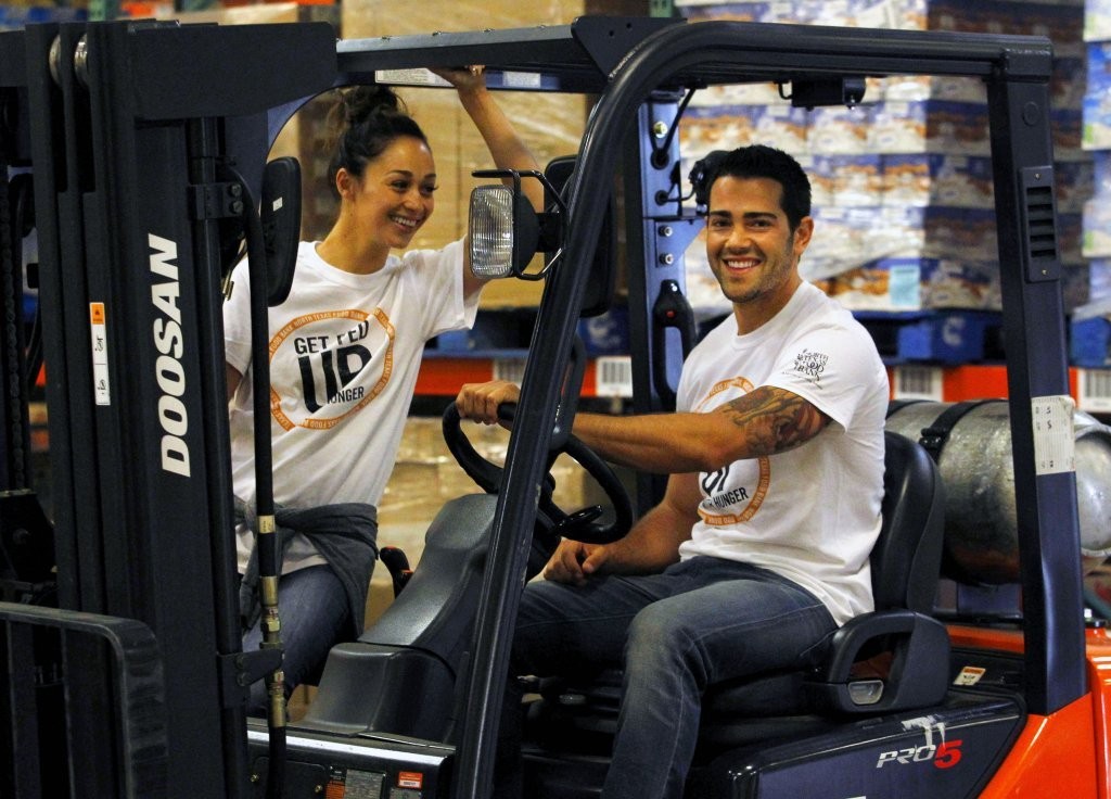 Jesse-Metcalfe-and-Cara-Santana-volunteer-at-North-Texas-Food-Bank-April-2013_16.jpg