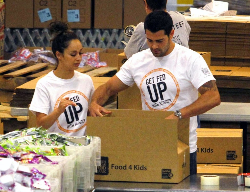 Jesse-Metcalfe-and-Cara-Santana-volunteer-at-North-Texas-Food-Bank-April-2013_18.jpg