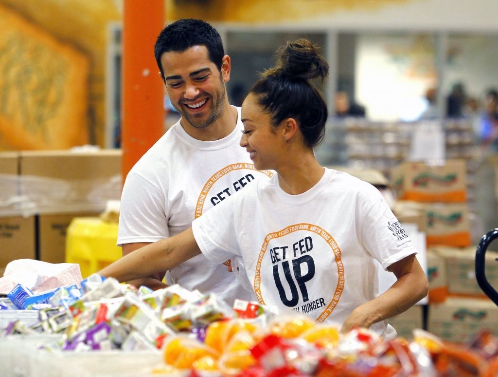 Jesse-Metcalfe-and-Cara-Santana-volunteer-at-North-Texas-Food-Bank-April-2013_19.jpg