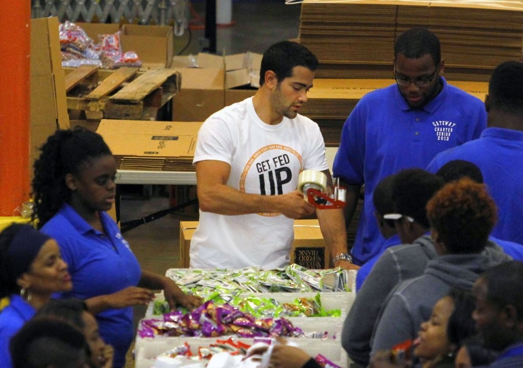 Jesse-Metcalfe-and-Cara-Santana-volunteer-at-North-Texas-Food-Bank-April-2013_20.jpg