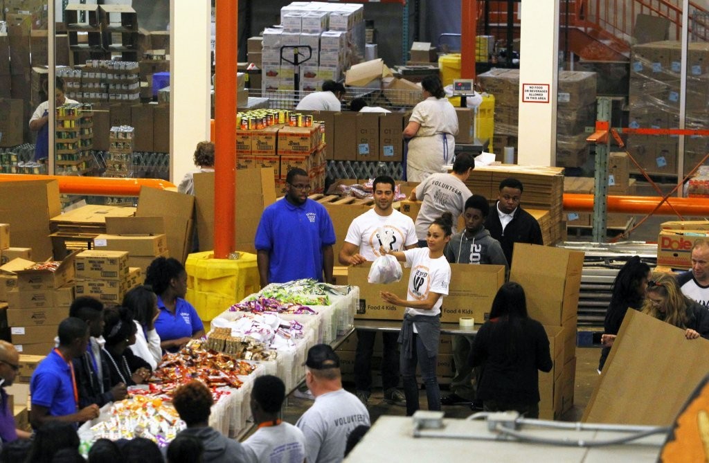 Jesse-Metcalfe-and-Cara-Santana-volunteer-at-North-Texas-Food-Bank-April-2013_21.jpg