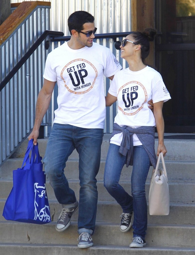 Jesse-Metcalfe-and-Cara-Santana-volunteer-at-North-Texas-Food-Bank-April-2013_22.jpg