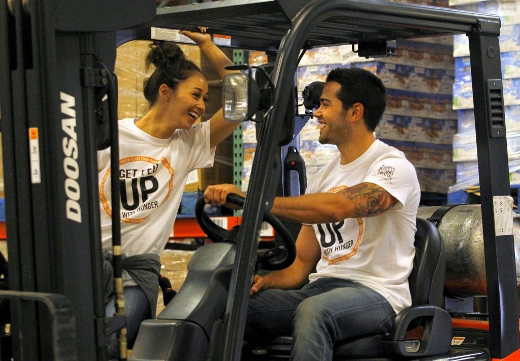 Jesse-Metcalfe-and-Cara-Santana-volunteer-at-North-Texas-Food-Bank-April-2013_24.jpg