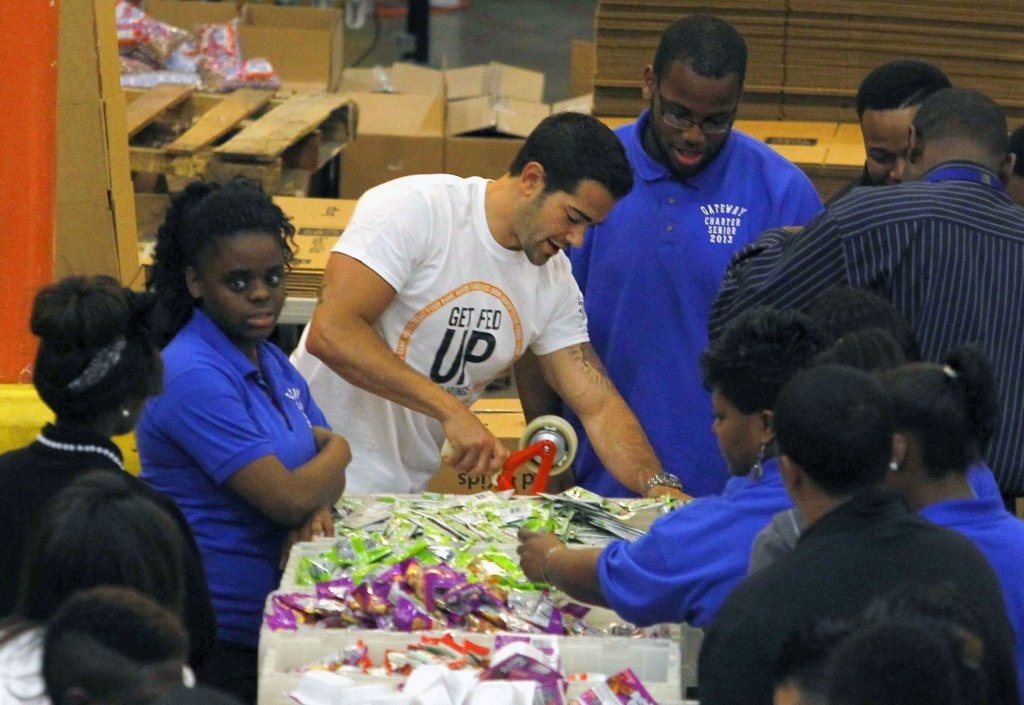 Jesse-Metcalfe-and-Cara-Santana-volunteer-at-North-Texas-Food-Bank-April-2013_25.jpg