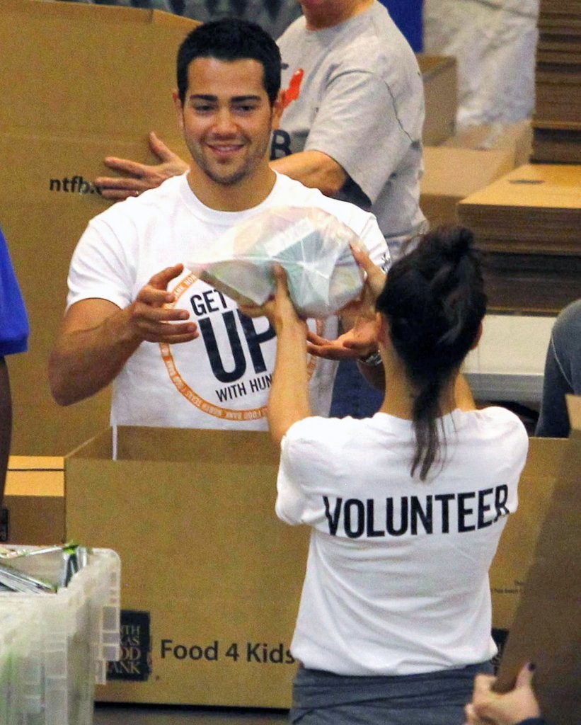 Jesse-Metcalfe-and-Cara-Santana-volunteer-at-North-Texas-Food-Bank-April-2013_26.jpg