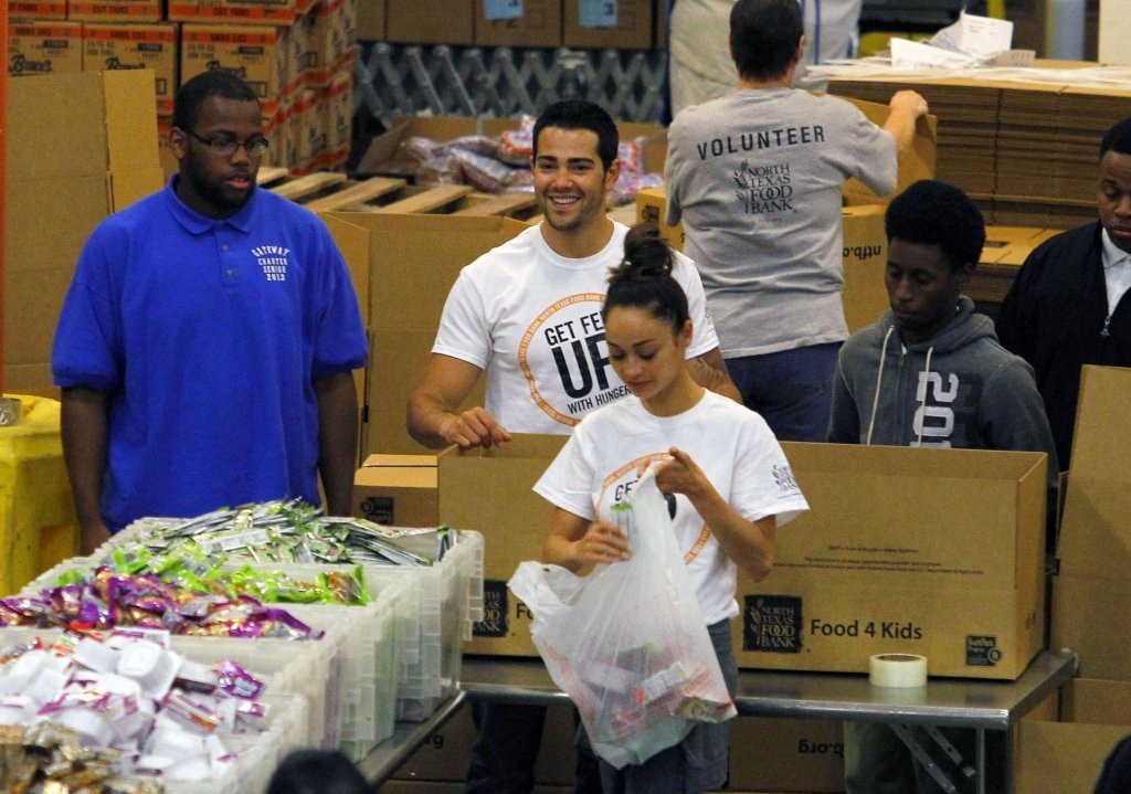 Jesse-Metcalfe-and-Cara-Santana-volunteer-at-North-Texas-Food-Bank-April-2013_27.jpg